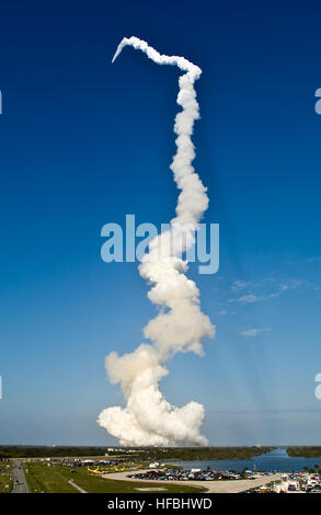 110224-N-5549O-223 CAPE CANAVERAL, Fla. (feb. 24, 2011) lo space shuttle Discovery solleva dal Kennedy Space Center sulla sua missione finale. Lo specialista di missione Capt. Stephen G. Bowen, il primo sommergibile officer selezionata dalla NASA è sulla scoperta la 39th e la missione finale per consegnare un carico di unità di storage per la stazione spaziale internazionale. (U.S. Foto di Marina di Massa Specialista comunicazione di seconda classe S. Kevin O'Brien/rilasciato) - UFFICIALE DEGLI STATI UNITI Le immagini della marina - Discovery solleva sulla sua missione finale. Foto Stock