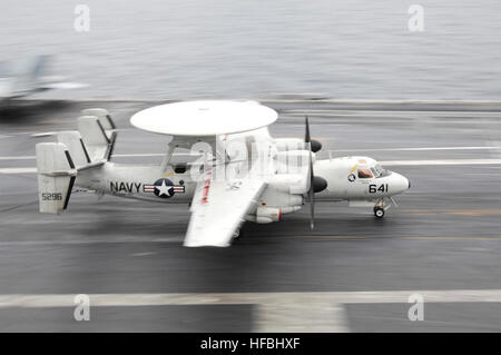 110131-N-3904I-001 OCEANO ATLANTICO (GEN. 31, 2011) E-2C Hawkeye assegnati al vettore Early Warning Squadron (VAW) 120 terre a bordo della portaerei USS Harry Truman (CVN 75) durante le qualifiche del gestore. Harry Truman è sostenere la sostituzione della flotta squadrone qualifiche portante. (U.S. Navy foto di tenente j.g. Dusan Ilic/rilasciato) - UFFICIALE DEGLI STATI UNITI Le immagini della marina - E-2C Hawkeye terre a bordo degli aeromobili del vettore. Foto Stock