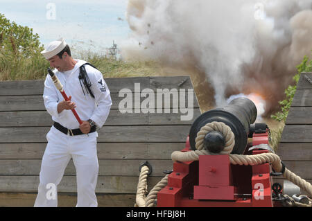 120613-N-IL826-070 BALTIMORE (13 giugno 2012) da bombardieri Mate 2a classe Jason strade, dal giardino di Elk, W.Va., assegnato alla Marina militare del comando di munizioni, fuochi di un 18-pounder garrison cannone durante la sfilata delle navi che passano a Baltimore Navy Week 2012. Marina di Baltimora settimana è parte di Baltimore's Star-Spangled Sailabration e commemora il bicentenario della guerra del 1812 e la Star-Spangled Banner. (U.S. Foto di Marina di Massa lo specialista di comunicazione 1a classe Kenneth Robinson/rilasciato) - UFFICIALE DEGLI STATI UNITI Le immagini della marina - da bombardieri Mate 2a classe Jason strade incendi un 18-pounder garrison cannon. Foto Stock