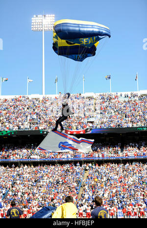 Il bufalo, N.Y. (Sett. 16, 2012) un membro dell'U.S. Navy parachute team di dimostrazione, il salto delle rane, atterra a Ralph Wilson Stadium durante una commemorazione del Bicentenario della guerra del 1812. Questo evento coincide con Buffalo Navy settimana 2012, uno dei 15 firma gli eventi programmati in tutta l'America nel 2012. Il giro evento commemora il bicentenario della guerra del 1812, il servizio di hosting di membri da Stati Uniti Navy, Marine Corps, Guardia Costiera e Royal Canadian Navy. (U.S. Foto di Marina di Massa lo specialista di comunicazione 1a classe Elisandro T. Diaz/RILASCIATO) 120916-N-LO372-368 Unisciti alla conversazione ww Foto Stock