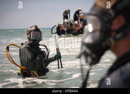 110520-N-VF350-332 Thua Thien Huê, Vietnam (20 maggio 2011) Capo Navy Diver Jason Shafer, sinistra e il Navy Diver 2a classe James Maxy, entrambi assegnati al Mobile Diving e unità di soccorso (MDSU) 1, per preparare un immersione subacquea durante una Joint POW/mia contabilità (Comando JPAC) missione di recupero. Entrambi JPAC e MDSU-1 sono distribuiti al di fuori della North Central Coast del Vietnam alla ricerca di prove di americani che rimangono dispersi per dalla guerra del Vietnam. La missione del JPAC è quello di ottenere il massimo possibile di contabilità tutti gli Americani mancanti a causa della nazione i conflitti del passato. (U.S. Foto di Marina Foto Stock