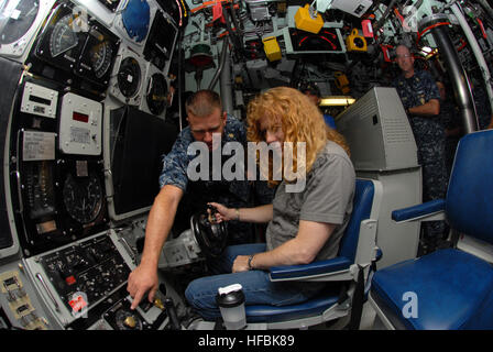 110801-N-NK458-041 NORFOLK (Agosto 1, 2011) Capo Elettricista compagno del Dan Britt, da Elizabethtown, N.C. spiega la nave del pannello di controllo a Dave Mustaine, cantante della band Megadeth, nella sala di controllo a bordo del Los Angeles-class attack submarine USS Helena (SSN 725). I membri della band ha fatto una breve sosta per visitare il sommergibile a Naval Station Norfolk prima del loro concerto in Virginia Beach, Virginia, e il agosto 2. (U.S. Foto di Marina di Massa lo specialista di comunicazione 1a classe Todd A. Schaffer/rilasciato) - UFFICIALE DEGLI STATI UNITI Le immagini della marina - NC native-Sailor spiega la nave del pannello di controllo a Dave deve Foto Stock