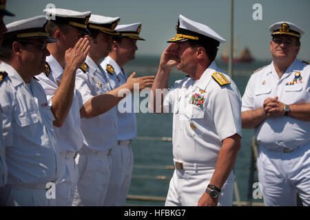 NORFOLK (17 aprile 2012) posteriori Adm. Michael C. Manazir, comandante del Carrier Strike gruppo (CSG) 8, saluta durante la revisione della Marina spagnola i marinai a bordo della Marina spagnola frigate SPS Blas de Lezo (F103). Blas de Lezo è in Norfolk per 8 giorni di visita sponsorizzato da visite-missile destroyer USS Jason Dunham (DDG 109). (U.S. Foto di Marina di Massa lo specialista di comunicazione 2a classe William Jamieson/RILASCIATO) 120417-N-OV802-115 Unisciti alla conversazione http://www.facebook.com/USNavy http://www.twitter.com/USNavy http://navylive.dodlive.mil - UFFICIALE DEGLI STATI UNITI Le immagini della marina - Adm posteriore. Michael C. Manazir sa Foto Stock