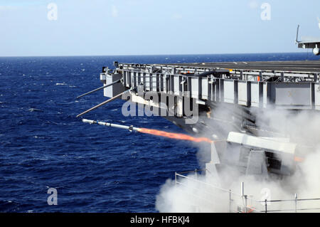 100711-N-1004S-192 OCEANO PACIFICO (11 luglio 2010) una cellula di rotolamento Missile (RAM) lancia dal avanti sponson RAM a bordo della portaerei USS Ronald Reagan (CVN 76) durante il cerchio del Pacifico (RIMPAC) 2010 esercizi. RIMPAC è una biennale, multinazionale esercizio inteso a rafforzare i partenariati regionali e migliorare l'interoperabilità multinazionale. (U.S. Foto di Marina di Massa lo specialista di comunicazione di terza classe Shawn J.Stewart/rilasciato) - UFFICIALE DEGLI STATI UNITI Le immagini della marina - Cellula di rotolamento lanci di missili da USS Ronald Reagan. Foto Stock