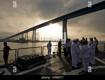 120814-N-BT887-059 SAN DIEGO (Agosto 14, 2012) i marinai e gli ospiti possono sostare sul ponte di volo dell'Arleigh Burke-class guidato-missile destroyer USS Wayne E. Meyer (DDG 108) come esso si discosta di San Diego per partecipare a Navy giorni L.A. 2012. Navy giorni L.A. è progettato per educare il pubblico attraverso visite guidate, illustre visitatore si imbarca e la copertura mediatica delle feste. (U.S. Foto di Marina di Massa lo specialista di comunicazione 2a classe Benjamin Crossley/rilasciato) - UFFICIALE DEGLI STATI UNITI Le immagini della marina - i marinai e gli ospiti possono sostare sul ponte di volo Foto Stock