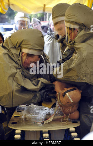 YOKOSUKA, Giappone (ott. 11, 2012) velisti assegnati per la decontaminazione (DECON) team di U.S. Naval Hospital Yokosuka strofinare le simulato un paziente durante una contaminazione trapano. Il trapano incluso il tempo di esercizio che richiedono il DECON team per impostare tutte le apparecchiature, mettere sulle attrezzature di protezione individuale e decontaminazione dei tre pazienti in meno di venti minuti. Gli Stati Uniti Marina è affidabile, flessibile e pronto a rispondere in tutto il mondo su, sopra e sotto il mare. Partecipa alla conversazione sui social media utilizzando #combattimento. (U.S. Foto di Marina di Massa lo specialista di comunicazione 2a classe Josh Curtis/RILASCIATO) 121 Foto Stock