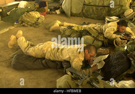 011218-N-4790M-011 Rhino Camp, Afghanistan dic. 18, 2001 Ð Lcpl. Jorge A. Acevedo da Long Beach, California, richiede tempo a Rhino Camp per scrivere una lettera a casa. Lui e la sua famiglia sono in Afghanistan a sostegno dell'Operazione Enduring Freedom. Stati Uniti Navy foto di PhotographerÕs Mate 2a classe Andrew Meyers. (Rilasciato) 011218-N-4790M-011 lettere da Camp Rhino Foto Stock