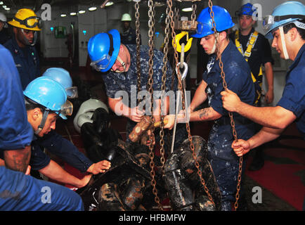 120716-N-KM939-098 sul Mare del Sud della Cina (16 luglio 2012) marinai dal mazzo il reparto degli STATI UNITI della portaerei USS George Washington (CVN 73) fissano un pellicano gancio durante un ancoraggio prova di caduta di ispezione. George Washington e il suo equipaggio sono nelle fasi finali della preparazione per la scheda di ispezione e di indagine, che si tiene ogni quattro anni di una nave della vita span per assicurare che sia adeguatamente attrezzato per una rapida, affidabile prolungato prontezza di missione in mare. (U.S. Foto di Marina di Massa lo specialista di comunicazione di terza classe David A. Cox/rilasciato) - UFFICIALE DEGLI STATI UNITI Le immagini della marina - marinai allacciare un pel Foto Stock