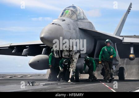 120908-N-ZT599-139 OCEANO PACIFICO (sett. 8, 2012) di aviazione di Boatswain Mate (attrezzature) 2a classe Ben Shaw, da Louisville, KY., lancia un'F/A-18E Super Hornet assegnati alle aquile di Strike Fighter Squadron (VFA) 115 sul ponte di volo a bordo della portaerei USS George Washington (CVN 73) durante le operazioni di volo. (U.S. Foto di Marina di Massa Specialista comunicazione marinaio apprendista Brian H. Abel/rilasciato) - UFFICIALE DEGLI STATI UNITI Le immagini della marina - marinai lancia un getto. Foto Stock