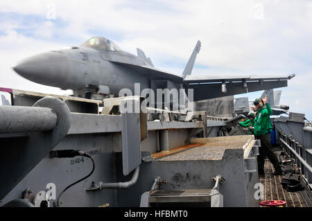 120908-N-ZT599-134 OCEANO PACIFICO (sett. 8, 2012) di aviazione di Boatswain Mate (attrezzature) 2a classe Ben Shaw, da Louisville, KY., lancia un'F/A-18E Super Hornet assegnati alle aquile di Strike Fighter Squadron (VFA) 115 sul ponte di volo a bordo della portaerei USS George Washington (CVN 73) durante le operazioni di volo. (U.S. Foto di Marina di Massa Specialista comunicazione marinaio apprendista Brian H. Abel/rilasciato) - UFFICIALE DEGLI STATI UNITI Le immagini della marina - marinai lancia un getto. (1) Foto Stock