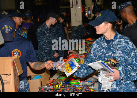 MAYPORT, Fla. (dec. n. 15, 2016) - marinai ricevere giocattoli distribuiti dal Chief Petty Officer Association, 1a classe Petty Officer Association, 2a classe Petty Officer Association e la coalizione dei marinai contro decisioni distruttive a bordo di assalto anfibio nave USS Iwo Jima (LHD 7). Iwo Jima è attualmente al suo homeport di Mayport, Fla. condurre una pianificazione di manutenzione continua disponibilità. (U.S. Navy foto di Sottufficiali di terza classe Jess E. Toner/RILASCIATO) 161215-N-ZB097-0111 161215-N-ZB097-0111 Foto Stock