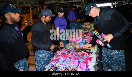 161215-N-ZB097-0227 MAYPORT, Fla. (dec. n. 15, 2016) marinai ricevere giocattoli distribuiti dal Chief Petty Officer Association, 1a classe Petty Officer Association, 2a classe Petty Officer Association e la coalizione dei marinai contro decisioni distruttive a bordo di assalto anfibio nave USS Iwo Jima (LHD 7). Iwo Jima è attualmente al suo homeport di Mayport, Fla. condurre una pianificazione di manutenzione continua disponibilità. (U.S. Navy foto di Sottufficiali di terza classe Jess E. Toner/RILASCIATO) 161215-N-ZB097-0227 161215-N-ZB097-0227 Foto Stock