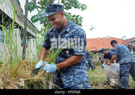 KUALA LUMPUR, Malesia (ott. 8, 2012) Cryptologic tecnico (Raccolta) terza classe Angel Morales, assegnato all'Arleigh Burke-class guidato-missile destroyer USS McCampbell (DDG 85), rivestimenti boccole sovradimensionate durante una comunità di un progetto di servizio alla comunità della Trinità per i bambini nel centro di Kuala Lumpur, Malesia. L'equipaggio ha contribuito a migliorare la casa attraverso vari progetti paesaggistici e interagito con bambini locali. McCampbell è parte del George Washington Carrier Strike gruppo, basati fuori Yokosuka, Giappone, e sta attualmente conducendo una routine Pacifico occidentale patrol. Gli Stati Uniti Marina ha un 237-Sì Foto Stock