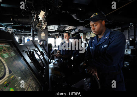 Canale di Suez (sett. 26, 2012) insegna Thomas Buck, a sinistra, si erge helm officer sicurezza guarda come marinaio reclutare Lakoye Haynes mans di lee timone e Boatswain compagno del 3° di classe Aaron Conners mans il timone a bordo guidato-missile destroyer USS Jason Dunham (DDG 109). Jason Dunham è distribuito negli Stati Uniti Quinta Flotta area di responsabilità condurre le operazioni di sicurezza marittima, teatro la cooperazione in materia di sicurezza gli sforzi e le missioni di sostegno per l'Operazione Enduring Freedom. Partecipa alla conversazione sui social media utilizzando #combattimento. (U.S. Foto di Marina di Massa lo specialista di comunicazione 2a classe Deven B. King/Release Foto Stock