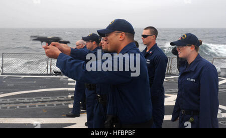 110515-N-TB177-506 OCEANO ATLANTICO (15 maggio 2011) il capo di artigliare il compagno del Kevin M. Benoit incendi a 9 mm pistola durante una piccola qualifica di armi a bordo guidato-missile destroyer USS Truxtun (DDG 103). Truxtun viene distribuito come parte del George H.W. Bush Carrier Strike gruppo sostenere le operazioni di sicurezza marittima e di teatro la cooperazione in materia di sicurezza gli sforzi negli Stati Uniti La quinta e la sesta flotta aree di responsabilità. (U.S. Foto di Marina di Massa lo specialista di comunicazione di terza classe Kevin J. Steinberg/rilasciato) - UFFICIALE DEGLI STATI UNITI Le immagini della marina - Sailor incendi a 9 mm pistola durante una piccola qualifica di armi a bordo della USS Foto Stock