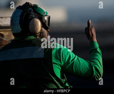 Sailor prepara catapulte di prua a bordo della portaerei classe Nimitz USS Carl Vinson (CVN 70) dando il pollice in alto durante lo schieramento con il Carl Vinson Carrier Strike Group sostenendo le operazioni di sicurezza marittima e la cooperazione di sicurezza teatrale nell'area della 5th Fleet. Foto Stock