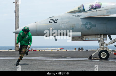 Oceano Pacifico (sett. 27, 2012) di aviazione di Boatswain Mate (attrezzature) terza classe Carlaldrin Milana cancella il lancio di area come un F/A-18E Super Hornet assegnato all'Tophatters di Strike Fighter Squadron (VFA) 14 si appresta a lanciare dal Nimitz-class portaerei USS John C. Stennis (CVN 74). John C. Stennis è ritorno negli Stati Uniti 7 e 5a flotta aree di responsabilità quattro mesi di anticipo rispetto alla pianificazione al fine di mantenere il comandante combattente esigenze e risorse della marina militare nella regione. (U.S. Foto di Marina di Massa lo specialista di comunicazione di terza classe Kenneth Abbate/RILASCIATO) 120927-N-OY799-4 Foto Stock