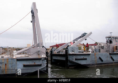 VIRGINIA BEACH, Va. (ott. 26, 2012) Seabees assegnati alla costruzione di anfibio battaglione (PHIBCB) 2 collegare due Marina migliorato sistema di alleggio (INLS) rimorchiatori di orditura in preparazione per l'uragano di sabbia. Gli Stati Uniti Marina è affidabile, flessibile e pronto a rispondere in tutto il mondo su, sopra e sotto il mare. Partecipa alla conversazione sui social media utilizzando #combattimento. (U.S. Foto di Marina con marinaio apprendista David Robles/RILASCIATO) 121026-N-ZZ999-151 Unisciti alla conversazione http://www.facebook.com/USNavy http://www.twitter.com/USNavy http://navylive.dodlive.mil - UFFICIALE DEGLI STATI UNITI Le immagini della marina - Seabees preparare per Foto Stock