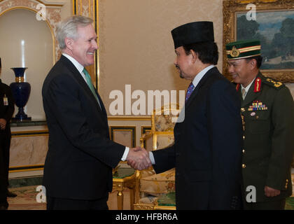 120405-N-AC887-005 Bandar Seri Begawan, Brunei (5 aprile 2012) segretario della Marina (SECNAV) gli onorevoli Ray Mabus soddisfa con il Sultano del Brunei Darussalam, Hassanal Bolkiah presso il suo palazzo in Brunei. Mabus si è riunito con gli Stati Uniti e il Brunei militari e civili di funzionari per discutere di sicurezza marittima, le opportunità di cooperazione, e l'importanza strategica del Pacifico. (U.S. Foto della marina da capo la comunicazione di massa specialista rasoi Sam/RILASCIATO) Unisciti alla conversazione http://www.facebook.com/USNavy http://www.twitter.com/USNavy http://navylive.dodlive.mil - UFFICIALE DEGLI STATI UNITI Le immagini della marina - Secret Foto Stock