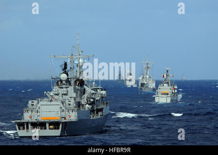 Navi della Marina degli Stati Uniti e della Guardia Costiera, insieme alle marine brasiliane, messicane e argentine, salpano in formazione durante la fase atlantica di UNITAS 52, un'esercitazione navale multinazionale. Foto Stock