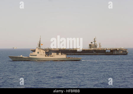 120506-N-RY232-102 OCEANO ATLANTICO (6 maggio 2012) Marina spagnola frigate SPS Blas de Lezo (F 103) è a fianco della Nimitz-class portaerei USS Dwight D. Eisenhower CVN (69) mentre un'F/A-18 Super Hornet prende il largo. Dwight D. Eisenhower, l'ammiraglia per il Carrier Strike gruppo 8, è in corso un conduttore composito unità di formazione esercitare nell'Oceano Atlantico. (U.S. Foto di Marina di Massa lo specialista di comunicazione 2a classe Julia A. Casper/rilasciato) - UFFICIALE DEGLI STATI UNITI Le immagini della marina - Marina spagnola frigate Blas de Lezo è al fianco di USS Dwight D. Eisenhower. Foto Stock