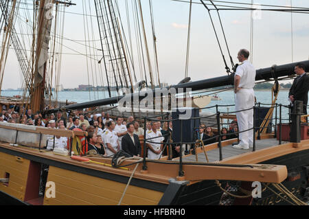 120906-N-IL826-169 DETROIT (sett. 6, 2012) Capo di operazioni navali (CNO) Adm. Jonathan Greenert risolve i visitatori a bordo della US Brig Niagara durante la marina di commemorazione del bicentenario della guerra del 1812. Questa celebrazione è uno dei 15 firma gli eventi programmati in tutta l'America nel 2012. Questo giro evento commemora il bicentenario della guerra del 1812, il servizio di hosting di membri da Stati Uniti Navy, Marine Corps, Guardia Costiera e Royal Canadian Navy. (U.S. Foto di Marina di Massa Communications Specialist 1a classe Kenneth Robinson/rilasciato - UFFICIALE DEGLI STATI UNITI Le immagini della Marina - Il CNO indirizzi vi Foto Stock