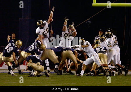 051222-N-6932B-069 San Diego (dec. n. 22, 2005) - fine di difesa numero 59, Jesse Nading del Colorado State 'Rams' blocca un tentativo di field goal da luogo Kicker numero 39, Joey Bullen dell'U.S. Accademia navale "idshipmen' nella sessione inaugurale del San Diego Credit Union Poinsettia Bowl. Le aspiranti guardiamarina sconfitto Colorado State con un punteggio di 51-30, l'impostazione di un record academy di un terzo anno consecutivo ciotola aspetto del gioco. Stati Uniti Navy foto dal fotografo di mate 1. Classe Richard J. Brunson (rilasciato) 2005PoinsettaBowl-Navy-FGAttempt Foto Stock