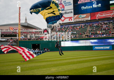 CLEVELAND (sett. 1, 2012) un membro dell'U.S. Navy parachute team di dimostrazione, il salto delle rane, terre al Progressive Field prima a Cleveland Indians baseball gioco. Questo è stato uno dei tanti eventi programmati durante la marina di commemorazione del bicentenario della guerra del 1812 in Cleveland. La celebrazione coincide con il Cleveland Navy settimana uno dei 15 firma gli eventi programmati in tutta l'America nel 2012. La settimana di eventi commemora il bicentenario della guerra del 1812, il servizio di hosting di membri da Stati Uniti Navy, Marine Corps, Guardia Costiera e Royal Canadian Navy. (U.S. Foto di Marina di Massa Communica Foto Stock