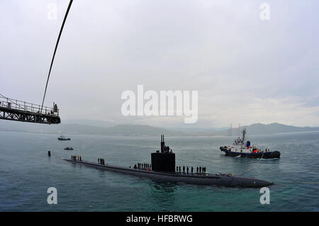 111013-N-JH293-057 SEPANGAR, Malesia (ott. 13, 2011) Il Los Angeles-class attack submarine USS Columbia (SSN 771) si prepara ad accostare il sommergibile offerta USS Emory S. Land (come 39). (U.S. Foto di Marina di Massa lo specialista di comunicazione 2a classe Chris Williamson/rilasciato) - UFFICIALE DEGLI STATI UNITI Le immagini della marina - Los Angeles-class attack submarine USS Columbia (SSN 771) si prepara ad accostare il sommergibile offerta USS Emory S. Land (come 39) Foto Stock