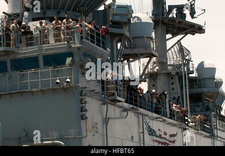 120619-N-PB383-128 OCEANO PACIFICO (19 giugno 2012) Tiger Cruise i partecipanti guardano un aria di dimostrazione di potenza a bordo dell'assalto anfibio nave USS Makin Island (LHD 8). Makin Island e avviato Marines assegnato all'undicesimo Marine Expeditionary Unit sono distribuiti negli Stati Uniti La terza area della flotta di operazioni. (U.S. Foto di Marina di Massa lo specialista di comunicazione 2a classe Dominique Pineiro/rilasciato) - UFFICIALE DEGLI STATI UNITI Le immagini della marina - Tiger Cruise i partecipanti guardano un aria di dimostrazione di potenza. Foto Stock