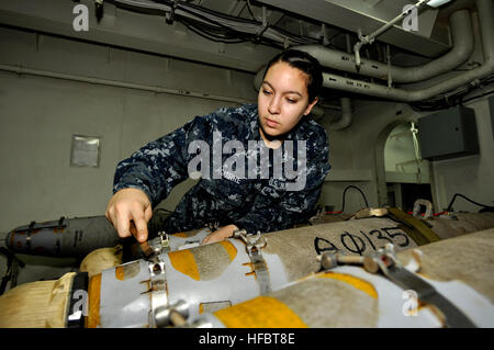 110716-N-ZZ999-012 Mar Arabico (Luglio 16, 2011) Aviation Ordnanceman Airman Katelyn Aguirre, da Monahans, Texas, esegue il trattamento di corrosione su un laser-bomba guidato a bordo della portaerei USS Ronald Reagan (CVN 76). Ronald Reagan e Carrier aria Wing (CVW) 14 sono distribuiti negli Stati Uniti Quinta Flotta area di responsabilità condurre vicino-air le missioni di sostegno come parte dell'Operazione Enduring Freedom. (U.S. Foto di Marina con marinaio Nolan Kahn/rilasciato) - UFFICIALE DEGLI STATI UNITI Le immagini della marina - TX native-Sailor effettua il trattamento di corrosione su un laser-bomba guidato a bordo della USS Ronald Reagan Foto Stock