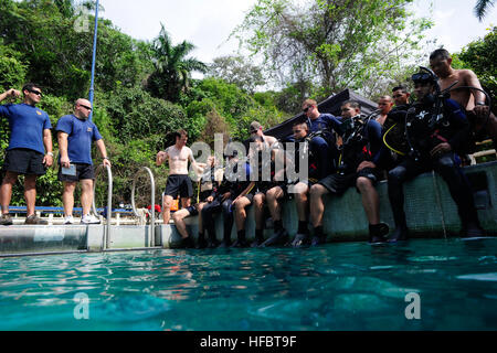 PANAMA CITY (20 aprile 2012) subacquei panamense prepararsi ad entrare in acqua durante un processo di familiarizzazione scuba dive con subacquei da Mobile Diving e unità di soccorso (MDSU) 2, Società 2-1, nella città di Panama. Azienda 2-1 è che partecipano a Navy Dive-Southern stazione di partenariato 2012, una partnership con una multinazionale di accoppiamento atti ad accrescere l'interoperabilità e partner la capacità della nazione attraverso operazioni di immersione. (U.S. Foto di Marina di Massa lo specialista di comunicazione 2a classe Kathleen A. Gorby/RILASCIATO) 120420-N-BJ279-157 Unisciti alla conversazione http://www.facebook.com/USNavy http://www.twitter.com/USNavy htt Foto Stock