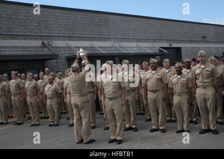 GORDON JACKSON/l'Times-Union--10/01/09--capo della barca Michael McLauchian presenta il Trofeo Omaha alla USS Maryland equipaggio durante una cerimonia di premiazione a Kings Bay Naval base sottomarina giovedì. Il trofeo di Omaha è presentato annualmente per i Comandi strategici con i più elevati standard di prestazioni da parte degli Stati Uniti Comando strategico. (Fornito da U.S. Marina) 2008-maryland-omaha-trophy Foto Stock