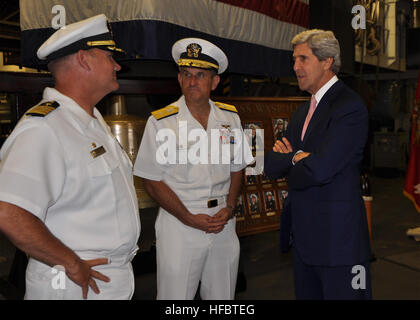 120705-N-YY933-009 BOSTON (Luglio 5, 2012) DEGLI STATI UNITI Il senatore John Kerry parla con il cap. Gary Boardman, comandante della Amphibious Assault nave USS Wasp (LHD 1) come Adm posteriore. Greg Nosal, comandante del Carrier Strike gruppo (CSG) 2, guarda su durante un tour della nave a conclusione di Boston Navy Week 2012. Boston Navy settimana è uno dei 15 firma gli eventi programmati in tutta l'America nel 2012. Otto giorni di evento commemora il bicentenario della guerra del 1812, il servizio di hosting di membri da Stati Uniti Navy, Marine Corps e Guardia Costiera e le coalizioni le navi provenienti da tutto il mondo. (U.S. Navy foto di M Foto Stock