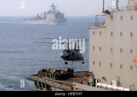 120220-N-WV964-136 Golfo di Thailandia (feb. 20, 2012) marinai a bordo i militari Sealift il comando della flotta oliatore di rifornimento USNS Tippecanoe (T-AO 199) Fissare il carico un CH-46 Sea Knight elicottero durante un rifornimento in mare con il distribuita amphibious dock landing ship USS Germantown (LSD 42), non mostrato, e USS Tortuga (LSD 46), in background. (U.S. Foto di Marina di Massa lo specialista di comunicazione 1a classe Johnie Hickmon/rilasciato) - UFFICIALE DEGLI STATI UNITI Le immagini della marina - USNS Tippecanoe conduce a una ricostituzione in mare. Foto Stock