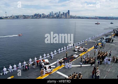 I marinai assegnati alla nave d'assalto anfibia USS Bonhomme Richard (LHD 6) si muovono sui binari mentre la nave arriva a Seattle per la 62a settimana annuale della Marina di Seattle Seafair. Foto Stock