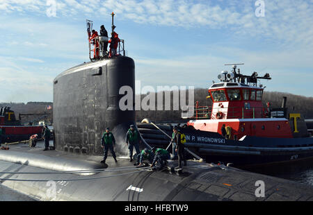 120106-N-PN306-001 GROTON (GEN. 6, 2012) della Cmdr. Dana Nelson, comandante della Virginia-class attack submarine USS California (SSN 781), osserva i suoi gestori di bordo come navigare il sommergibile pierside nella sua nuova posizione di homeport di navale Base sottomarina di New London, Groton, Connecticut. (U.S. Navy foto di Lt. La Cmdr. Jennifer Cragg/rilasciato) - UFFICIALE DEGLI STATI UNITI Le immagini della marina - USS California tira pierside a Naval base sottomarina di New London Groton, Connecticut. Foto Stock