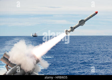 Oceano Pacifico (sett. 12, 2012) Il distribuito Ticonderoga-class guidato-missili cruiser USS Cowpens (CG 63) lancia un arpione di missile dal missile aft deck. Cowpens sta partecipando a un'esercitazione a fuoco come parte del prode scudo 2012. Il live-incendio affondò l'ex-USS Coronado (AGF-11). (U.S. Foto di Marina di Massa lo specialista di comunicazione di terza classe Paul Kelly/RILASCIATO) 120912-N-TX154-175 Unisciti alla conversazione http://www.facebook.com/USNavy http://www.twitter.com/USNavy http://navylive.dodlive.mil - UFFICIALE DEGLI STATI UNITI Le immagini della marina - USS Cowpens incendi un arpione di missile. Foto Stock