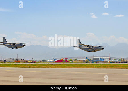 100428-N-6031Q-011 Kabul, Afghanistan -- Una collezione di Mi-17's e Mi-35 di elicotteri e C-27 e UN-32 ala fissa Craft prendere parte ad un air show in occasione della celebrazione del giorno della vittoria: il 28 aprile 2010 a Kabul, Afghanistan. (US Navy foto di comunicazione di massa specialista in seconda classe David Quillen/ RILASCIATO). 2010 ANA air show-9 Foto Stock