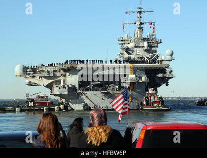 110113-N-6125G-127 NORFOLK (GEN. 13, 2011) marinai uomo le rotaie a bordo della portaerei USS Enterprise (CVN 65) mentre la famiglia e gli amici Wave addio come la nave si allontana dalla stazione navale di Norfolk. Enterprise è la distribuzione come parte del comandante, Carrier Strike gruppo (CCSG) 12 A sostegno di le operazioni di sicurezza marittima e di teatro la cooperazione in materia di sicurezza gli sforzi negli Stati Uniti La quinta e la sesta flotta aree di responsabilità. (U.S. Foto di Marina di Massa lo specialista di comunicazione 2a classe Eric Garst/rilasciato) - UFFICIALE DEGLI STATI UNITI Le immagini della marina - USS Enterprise si diparte sulla distribuzione. Foto Stock