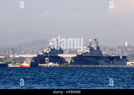 120814-N-ZC343-399 SAN DIEGO (Agosto 14, 2012) l'assalto anfibio nave USS Essex (LHD 2) è ormeggiata presso la base navale di San Diego accanto all'assalto anfibio nave USS Makin Island (LHD 8). Essex è tornato a casa dopo aver partecipato a bordo del Pacifico (RIMPAC) esercizio. (U.S. Navy foto di Senior Chief la comunicazione di massa specialista Joe Kane/rilasciato) - UFFICIALE DEGLI STATI UNITI Le immagini della marina - USS Essex è ormeggiata. Foto Stock