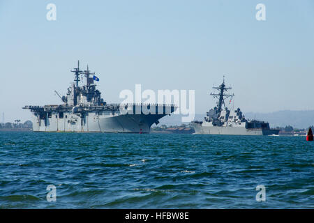 120814-N-ZC343-381 SAN DIEGO (Agosto 14, 2012) l'assalto anfibio nave USS Essex (LHD 2) passa il Arleigh Burke-class guidato-missile destroyer USS Stockdale (DDG 106) nella baia di San Diego come Essex torna a casa dopo aver partecipato a bordo del Pacifico (RIMPAC) esercizio. (U.S. Navy foto di Senior Chief la comunicazione di massa specialista Joe Kane/rilasciato) - UFFICIALE DEGLI STATI UNITI Le immagini della marina - USS Essex passa USS Stockdale. Foto Stock