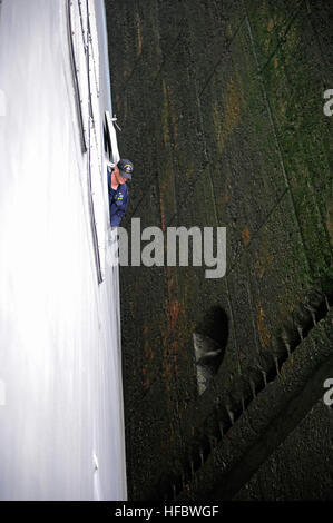 Canale di Panama (15 aprile 2012) Capo Logistica Specialista Jeffrey Clemente, da Patterson, N.Y., controlla la distanza tra la parete del Pedro Miguel serratura e lo scafo del programma Littoral Combat Ship USS Indipendenza (LCS 2) da un oblò durante la nave del primo canale di Panama di transito. L'indipendenza è in corso per la nave il viaggio inaugurale a San Diego. (U.S. Foto di Marina di Massa lo specialista di comunicazione 2a classe Trevor Welsh/RILASCIATO) 120415-N-ZS026-166 Unisciti alla conversazione http://www.facebook.com/USNavy http://www.twitter.com/USNavy http://navylive.dodlive.mil - UFFICIALE DEGLI STATI UNITI Le immagini della marina Foto Stock