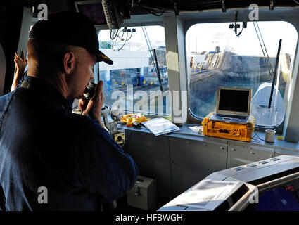 Canale di Panama (15 aprile 2012) della Cmdr. Gerald Olin, comandante della Littoral Combat Ship USS Indipendenza (LCS 2) comunica con l'ufficiale di coperta dal ponte come la nave passa attraverso il bloccaggio di Gatun durante il suo primo canale di Panama di transito. Il bloccaggio di Gatun è il primo passo per il Canale di Panama transito dove l'Oceano Atlantico termina e il canal inizia. L'indipendenza è in corso per la nave il viaggio inaugurale a San Diego. (U.S. Foto di Marina di Massa lo specialista di comunicazione 2a classe Trevor Welsh/RILASCIATO) 120415-N-ZS026-070 Unisciti alla conversazione http://www.facebook.com/USNavy http Foto Stock