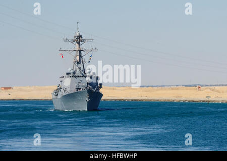 Canale di Suez (sett. 26, 2012) le visite-missile destroyer USS Jason Dunham (DDG 109) transita il Canale di Suez. Dunham è distribuito negli Stati Uniti Quinta Flotta area di responsabilità condurre le operazioni di sicurezza marittima, teatro la cooperazione in materia di sicurezza gli sforzi e le missioni di sostegno per l'Operazione Enduring Freedom. Partecipa alla conversazione sui social media utilizzando #combattimento. (U.S. Foto di Marina di Massa lo specialista di comunicazione di terza classe A.J. Jones/RILASCIATO) 120926-N-BQ817-123 Unisciti alla conversazione www.facebook.com/USNavy www.twitter.com/USNavy navylive.dodlive.mil - UFFICIALE DEGLI STATI UNITI Le immagini della marina - USS Jason Dunham Foto Stock