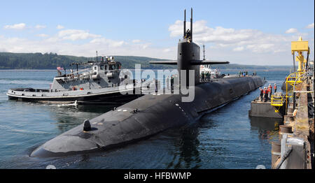 BANGOR, nello Stato di Washington (Agosto 20, 2012) rimorchiatori guida la Ohio-class missile balistico sommergibile USS Louisiana (SSBN 743) al suo posto di ormeggio a base navale Kitsap-Bangor dopo il completamento della Louisiana di ultima deterrente strategico di pattuglia. (U.S. Navy foto di Lt. Ed Inizio/RILASCIATO) 120820-N-GU530-136 Unisciti alla conversazione http://www.facebook.com/USNavy http://www.twitter.com/USNavy http://navylive.dodlive.mil - UFFICIALE DEGLI STATI UNITI Le immagini della marina - USS Louisiana torna a Bangor. Foto Stock