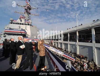 NEW YORK (Ott 6, 2012) segretario della Marina Militare, gli onorevoli Ray Mabus, insieme con la nave Sponsor, Maureen Murphy, guarda verso il cielo come NEGLI STATI UNITI Navy paracadute del team di dimostrazione, il salto delle rane, paracadute nel trasporto del national ensign durante la messa in funzione per la cerimonia ha guidato-missile destroyer USS Michael Murphy (DDG 112). Lt. (Guarnizione di tenuta) Michael P. Murphy postumo è stato premiato con la medaglia d'onore per le sue azioni in combattimento come leader di un quattro-uomo squadra di ricognizione in Afghanistan. Murphy è stata la prima persona ad essere premiati con la medaglia di onore per azioni in Afghanistan e il primo mem Foto Stock