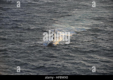 Oceano atlantico (ott. 14, 2012) Il Los Angeles-class attack submarine USS Montpelier (SSN 765) opera sotto la propria potenza. (U.S. Foto di Marina di Massa lo specialista di comunicazione 2a classe Mike DiMestico/RILASCIATO) 121014-N-up035-019 Unisciti alla conversazione http://www.facebook.com/USNavy http://www.twitter.com/USNavy http://navylive.dodlive.mil - UFFICIALE DEGLI STATI UNITI Le immagini della marina - USS Montpelier in corso nell'Oceano Atlantico. (1) Foto Stock