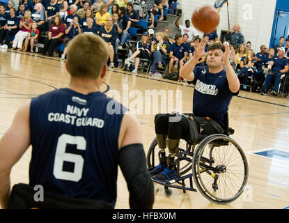 Hospital Corpsman 2a classe Max Rohn passa per l'eliminazione degli ordigni esplosivi tecnico 1a classe John Kremer durante il basket in carrozzella la concorrenza tra le operazioni speciali e la Marina militare/Coast Guard al 2012 Warrior giochi. Più di 200 feriti, malati o feriti i membri del servizio da parte degli Stati Uniti e forze armate britanniche sono pianificati per competere in le Paralimpiadi-style concorrenza, può 1-5. (U.S. Foto di Marina di Massa lo specialista di comunicazione 2a classe David Danals) 2012 Giochi guerriero 120502-N-QF368-635 Foto Stock