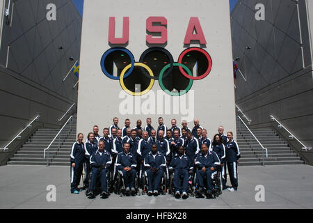 Team Navy/Coast Guard unirsi insieme per un team immagine sul giorno di apertura del 2012 Warrior giochi presso l'U.S. Olympics Training Center in Colorado Springs, Colo., Lunedì 30 Aprile, 2012. La cerimonia riunisce più di 200 soldati, marinai, aviatori, Marines, costa guardie e forze armate britanniche membri, impegnative di ogni atleta di effettuare al loro massimo livello nella settimana di gare di ciclismo, tiro con l'arco, tiro, basket in carrozzella, pallavolo, nuoto e via e il campo eventi. Il guerriero di 35 atleti partecipano come Team Navy/Coast Guard, sponsorizzato dalla marina di sicuro ha Foto Stock